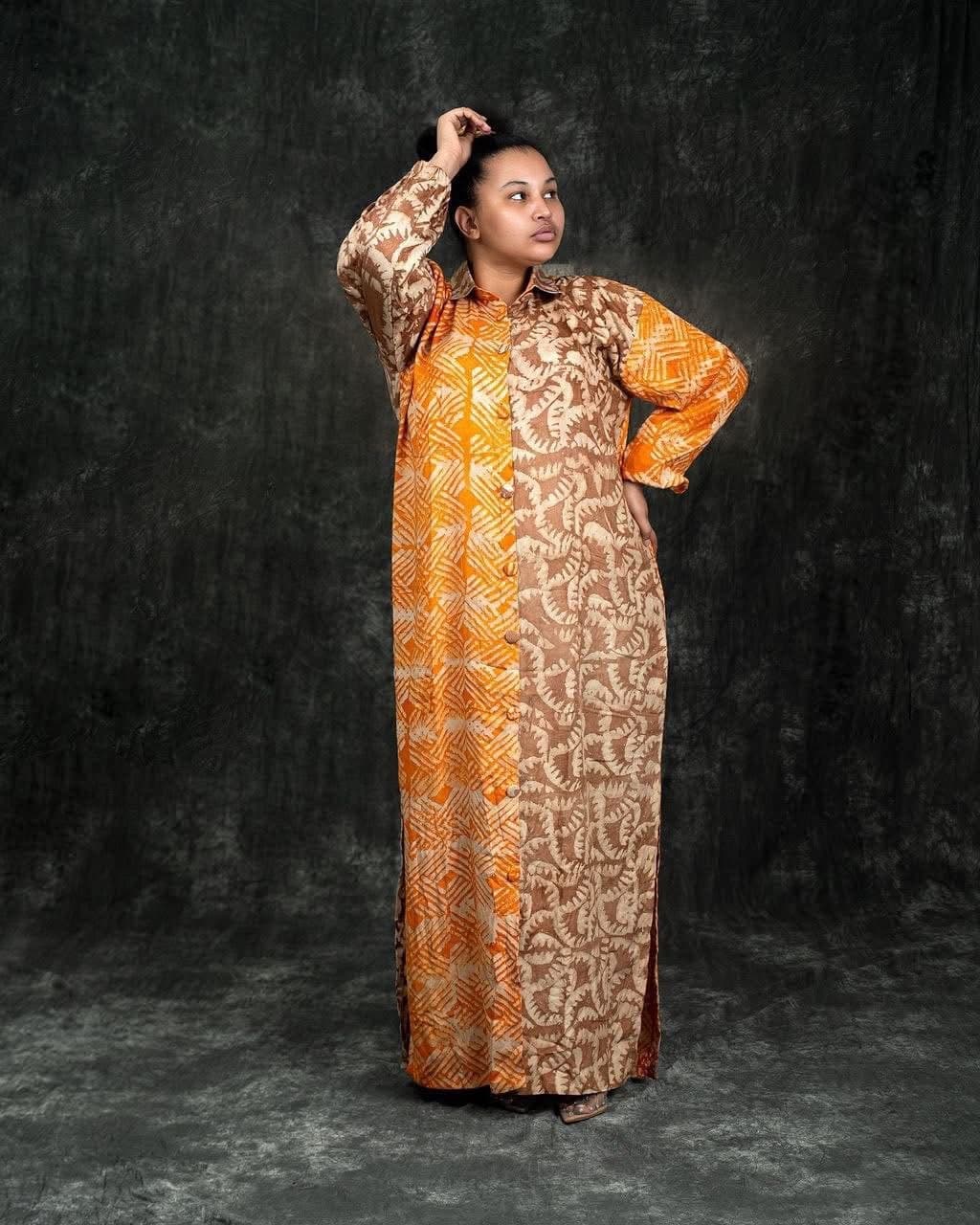 Robe Harmattan — Batik bogolan · orange & sable, motifs feuillage