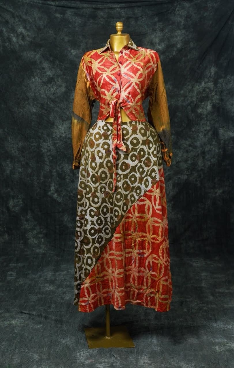 Pièce EM05 — Batik mosaïque · rouge, or & kaki