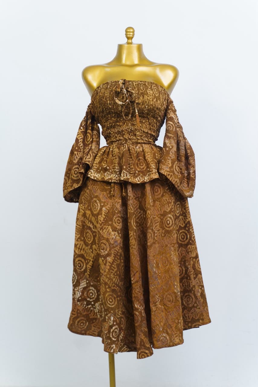 Pièce LW05 — Bustier & jupe volantée · marron & or, motifs tribaux